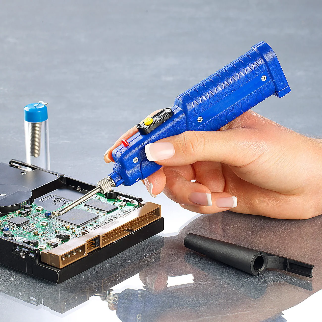 4.5v 8w Battery Operated Soldering Iron with accessories - Image 4